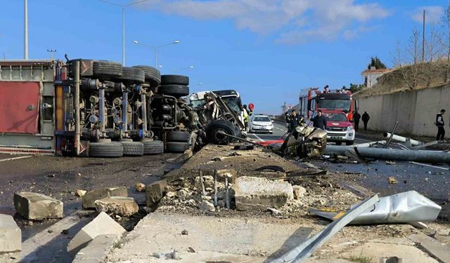 Tekirdağ'da Tır Devrildi, Sürücü Yaralandı