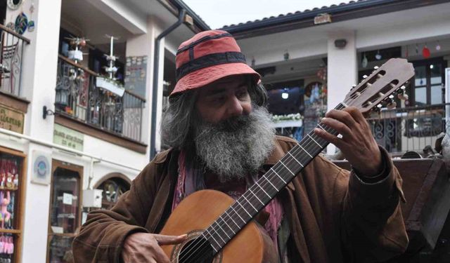 Trafik Kazasında Gitarını Kaybeden Müzisyen, Eskişehir’de Yeniden Hayata Dönerek Sanatıyla Buluşuyor