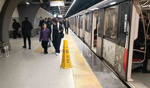 Yenibosna Metro Durağında Tavanlardan Su Aktı