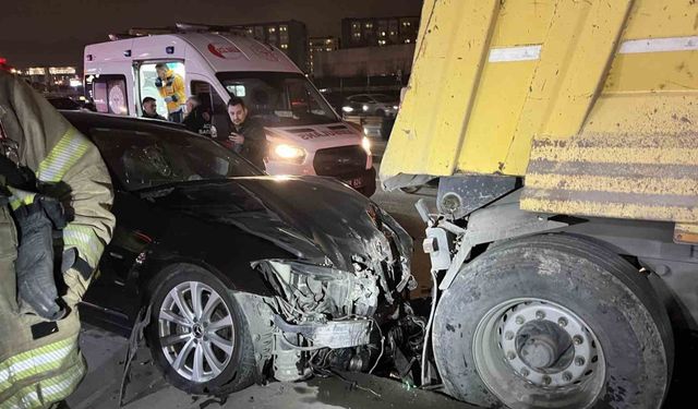 Zeytinburnu’nda Benzinlik Önünde Trafik Kazası: 1’i Polis, 3 Yaralı