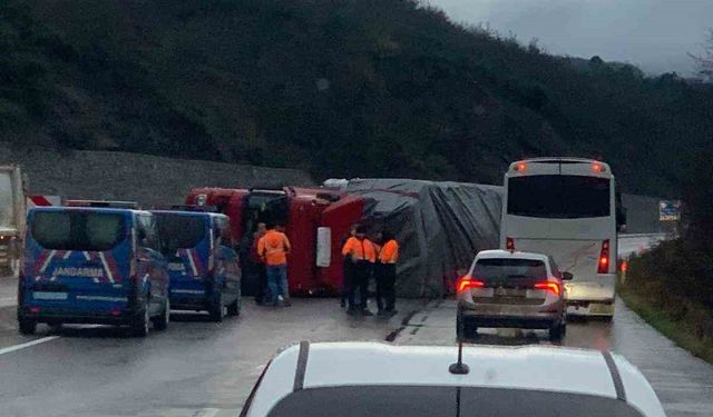 Zonguldak-Ankara Kara Yolunda Tır Yan Yattı: Sürücü Yaralandı