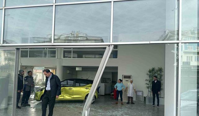 Alanya’da Şerit İhlali Sonrası Otomobil Showroomuna Girdi