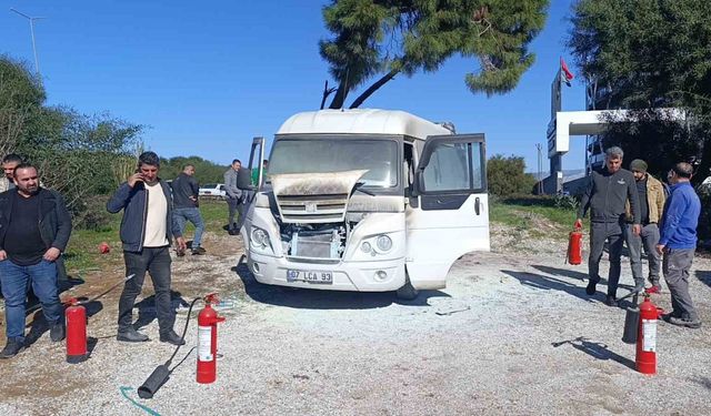 Antalya’da Otelin Servis Minibüsü Yangın Çıkardı