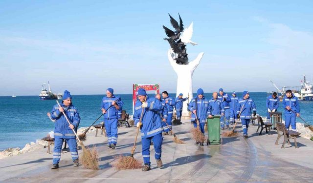 Aydın Büyükşehir Belediyesi Kuşadası’nda Kapsamlı Çevre Bakım Çalışması Gerçekleştirdi