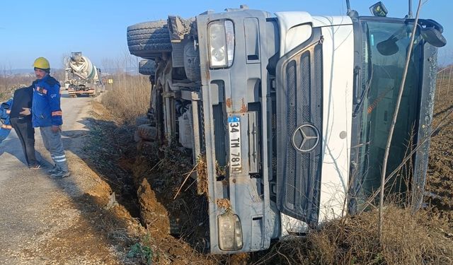 Bursa'da Beton Mikseri Devrildi: Sürücü Yaralandı