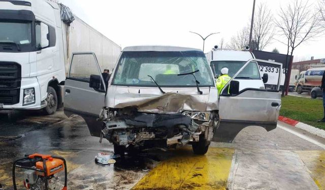 Bursa’da Minibüs Tıra Çarptı: İkiz Kardeşler ve 1 Yolcu Yaralandı