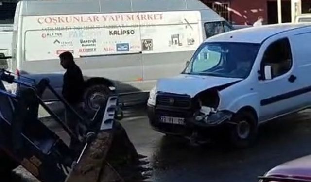 Elazığ’da Kepçe ile Çarpışan Hafif Ticari Araçta Maddi Hasar Meydana Geldi