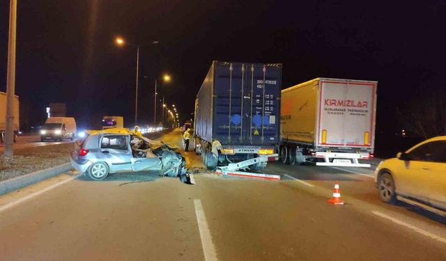 Eskişehir’de Tıra Arkadan Çarpan Otomobil Sürücüsü Yaralandı