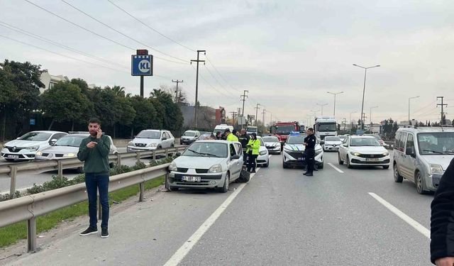 Kocaeli’de Emniyet Şeridinde Durdukları Araca Çarpan Otomobilde 3 Yaralı