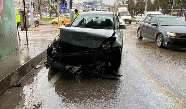 Kocaeli'nde Çarpışan Araçlardan Kopan Parça Yayanın Elini Sıçradı