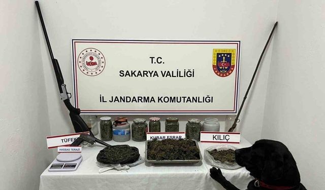 Sakarya Akyazı'da Uyuşturucu Operasyonu: 4 Kilogram Esrar ve Kılıç Ele Geçirildi, 1 Gözaltı