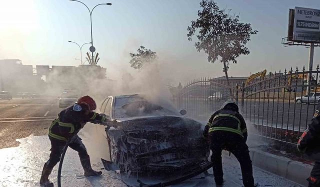 Şanlıurfa'da Zincirleme Trafik Kazasında Alev Alan Otomobil Kullanılamaz Hale Geldi