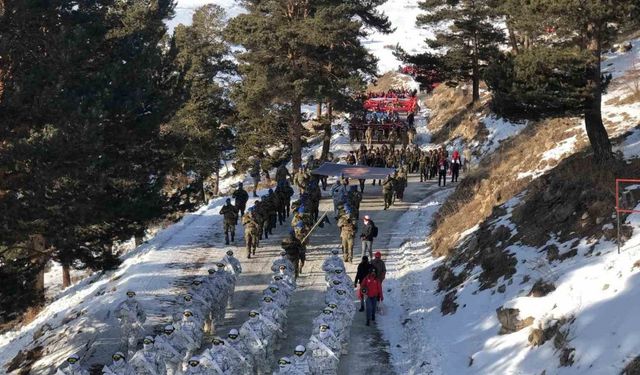 Sarıkamış Şehitleri İçin Yürüdüler: Binlerce Kişi Eksi 15 Derecede Etkinliğe Katıldı