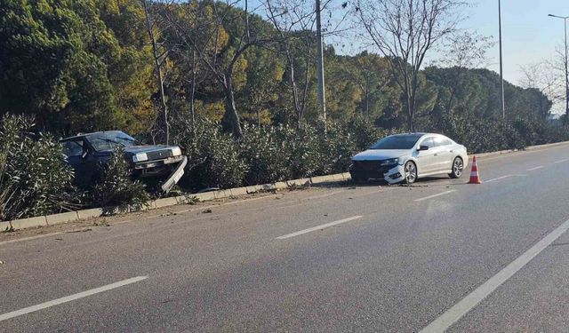 Bandırma’da Trafik Kazası: Araçlar Karşı Şeride Savruldu