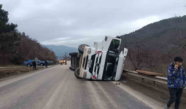 Bolu’da Kömür Yüklü Tır Devrildi