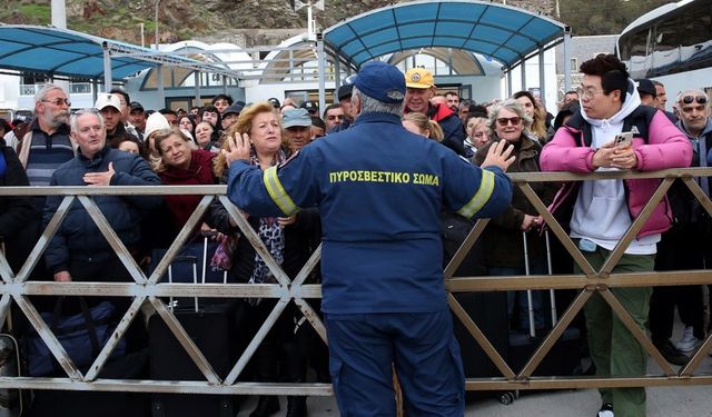 Depremler Sonrası 11 Bin Kişi Adadan Tahliye Edildi