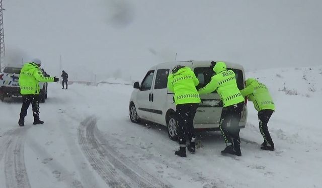 Polis, Yolda Kalan Sürücülere Yardım Etti