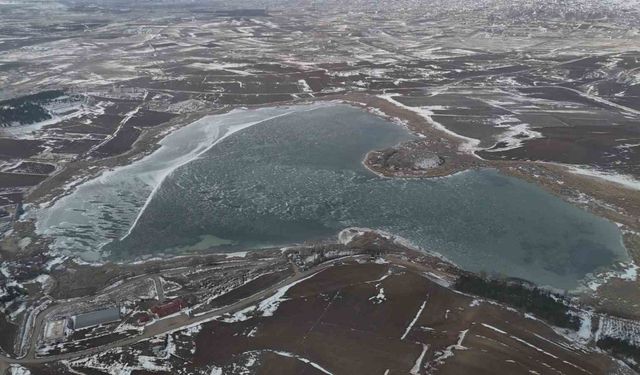 Sivas’ta Koruma Altındaki Göl Buzla Kaplandı