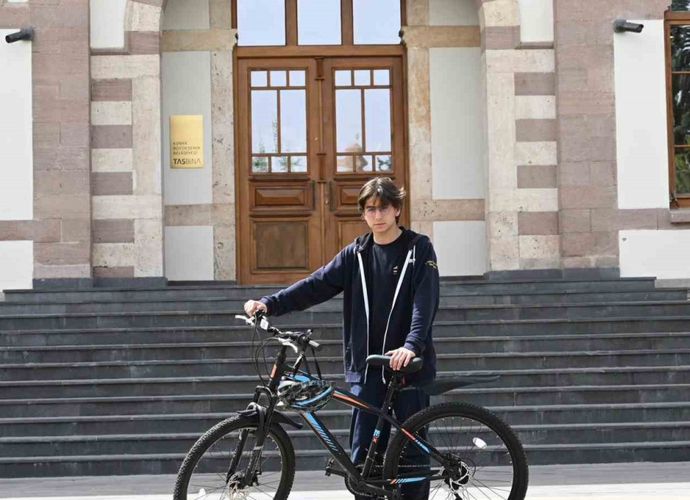Örnek davranışıyla beğeni toplayan liseli gence Başkan Altay’dan bisiklet