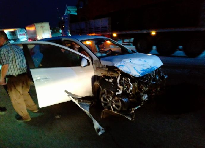 Karşı Şeride Geçen Otomobil Kamyonla Çarpıştı: 4 Yaralı