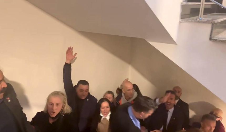 İYİ Parti Aday Tanıtımında Tansiyon Yükseldi: "İstifa!" Sesleri Duyuldu