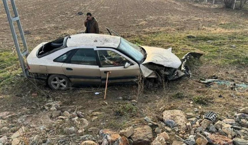 Kayseri'de Direksiyon Hakimiyetini Kaybeden Otomobil Şarampole Uçtu: 1 Yaralı