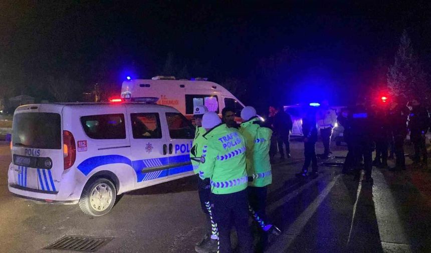 KPolis Aracıyla Otomobil Çarpıştı: 1'i Polis, 4 Yaralı!