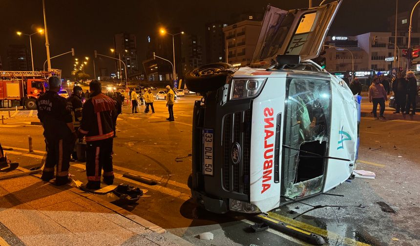 Hasta Taşıyan Ambulans Kazada Devrildi: 1'i Ağır 7 Yaralı