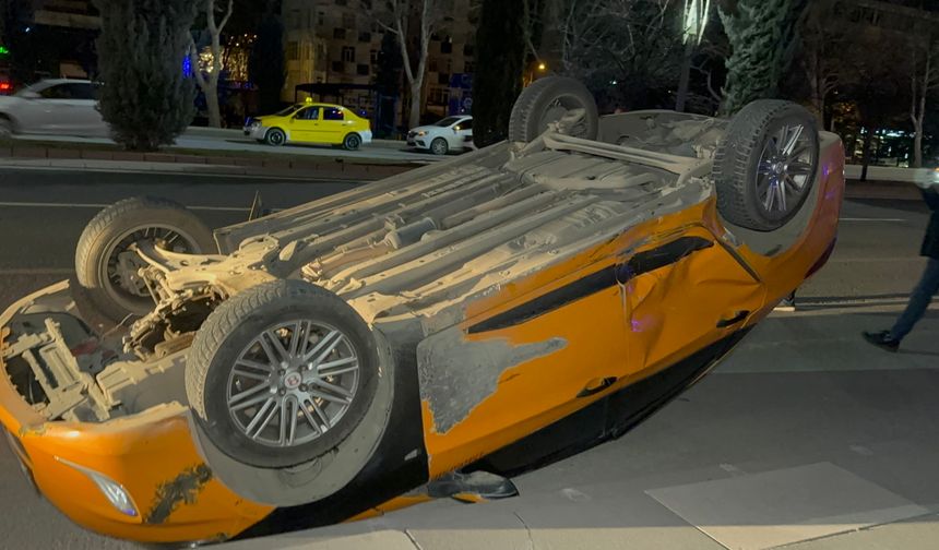 Taksici Ters Döndü: Elazığ'da Zincirleme Trafik Kazası, 2 Yaralı