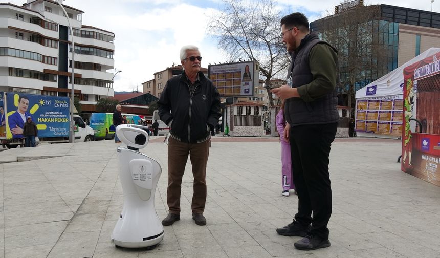 Karabük'te Seçim Anketi Yapan Robot Vatandaşların İlgisini Çekiyor