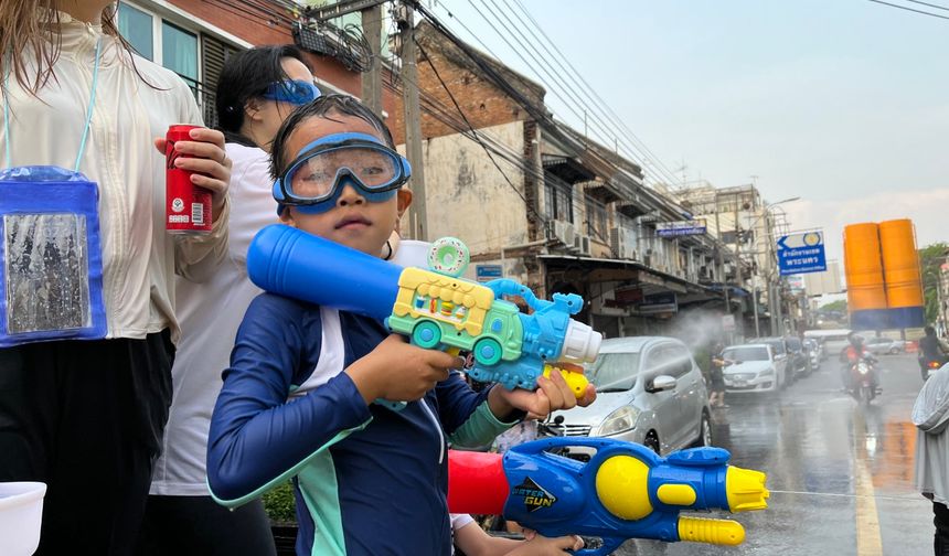 Tayland'da Su Savaşı Başladı: Songkran Festivali Renkli Görüntülerle Kutlanıyor
