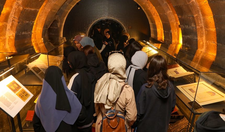Talas'ta Tarihe Yolculuk: Basım Mushaflar Sergisi Ziyaretçi Akınına Uğradı