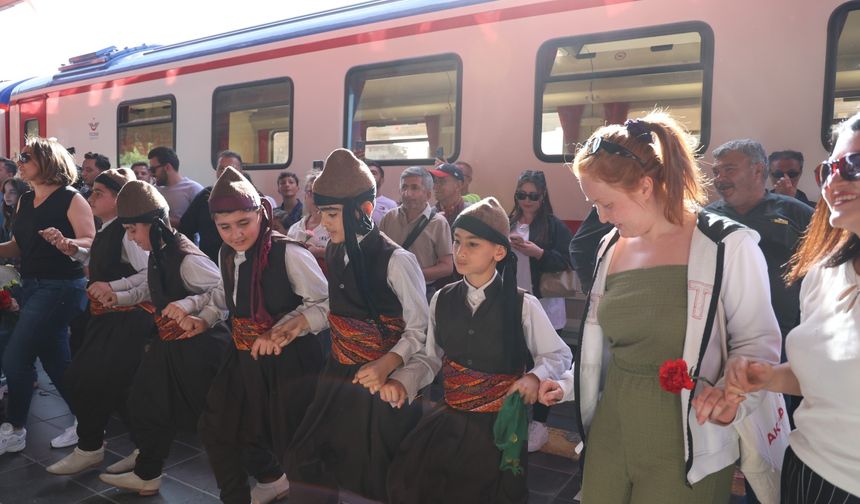 Turistik Diyarbakır Ekspresi Halayla Karşılandı!