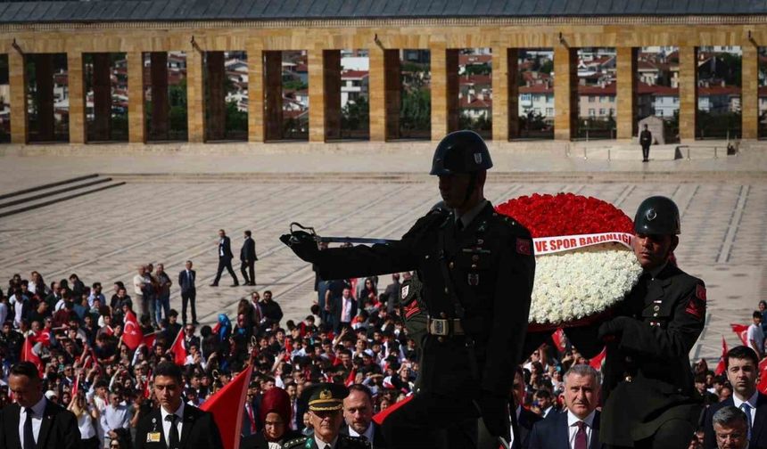 Gençlik ve Spor Bakanı Osman Aşkın Bak Anıtkabir'de: "Gençlerimizle Manevi Huzurundayız"