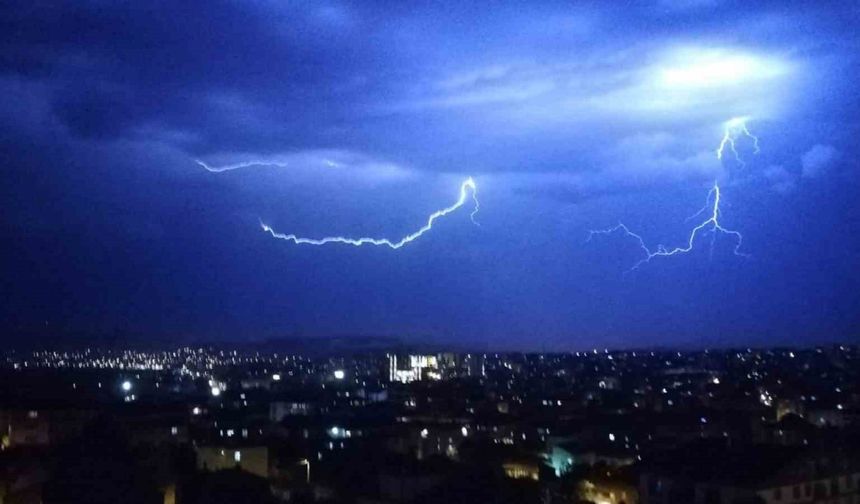 Kırıkkale'de Şimşek Gösterisi: Gökyüzü Işıklandı, Şehir Hayran Kaldı!