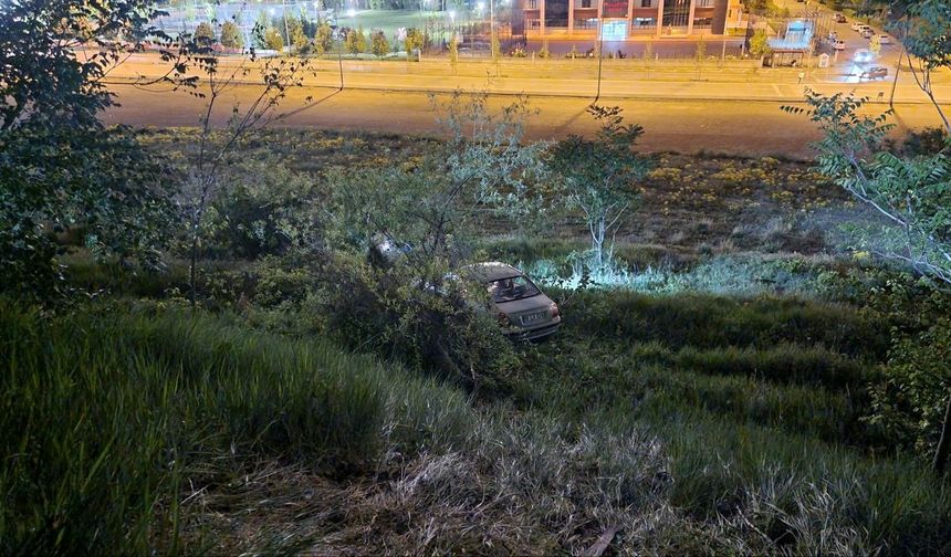 Talas'ta Park Halindeki Otomobil Yamaçtan Aşağı Uçtu!