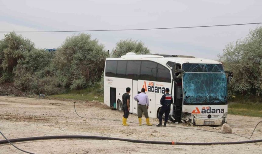 Kayseri'de Yolcu Otobüsü Tarlaya Uçtu: 4 Yaralı!