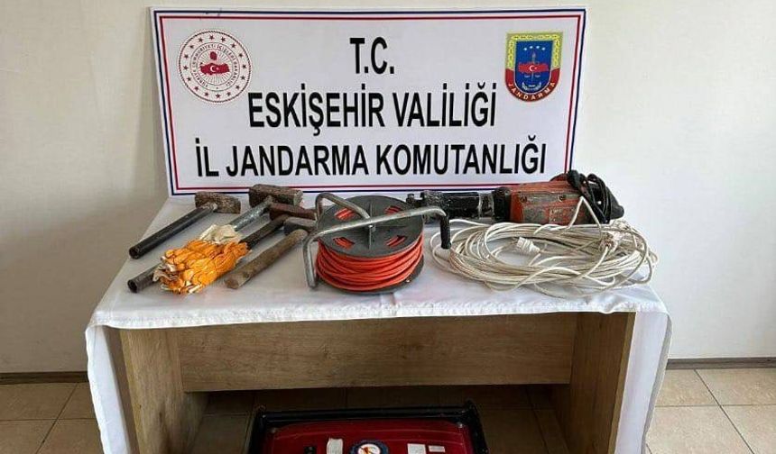 Eskişehir'de Kaçak Kazı Yapan 3 Şüpheli Suçüstü Yakalandı!
