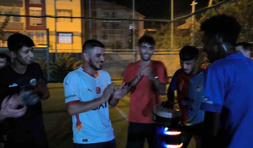 Kırşehir’de Halı Sahada Sürpriz Doğum Günü Kutlaması