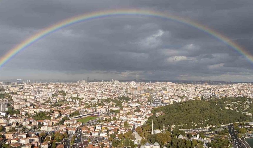 İstanbul Gökkuşağı Kartpostallık Manzaralar Sundu