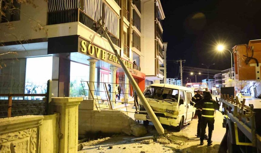 Aksaray’da Minibüs Elektrik Direğine Çarptı: 3 Yaralı