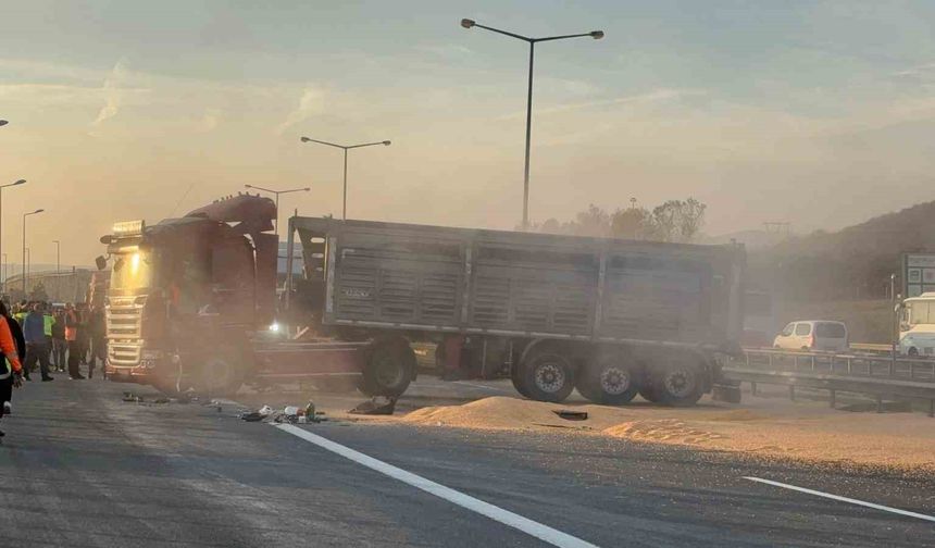 Bolu TEM Otoyolu’nda Mısır Yüklü Tır Devrildi, Trafik Saatler Sonra Açıldı!