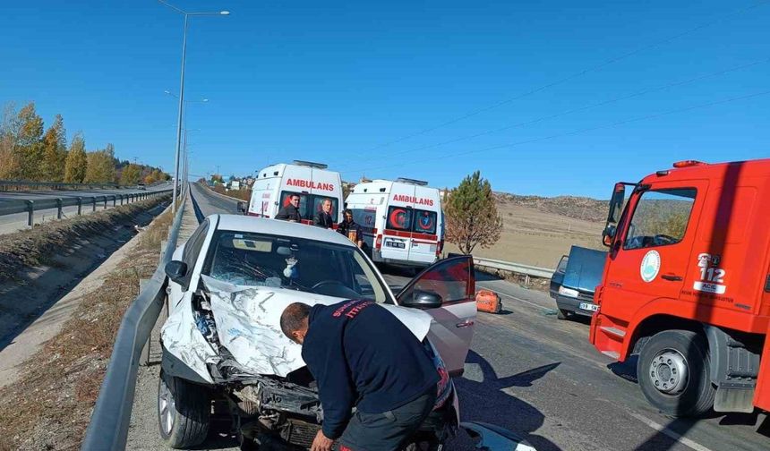 Çorum’da İki Otomobil Çarpıştı: 3 Yaralı