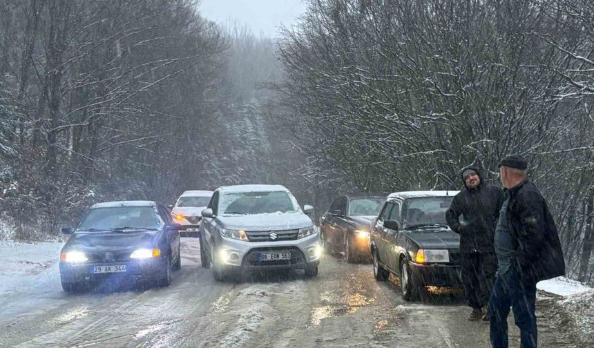 Gölcük Tabiat Parkı Yolunda Kar Engeli: Sürücüler Yolda Kaldı