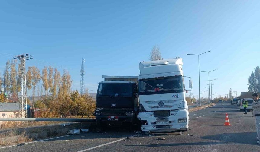 Iğdır'da Trafik Kazası: Kamyon ile Tır Çarpıştı, Sürücüler Hafif Yaralı