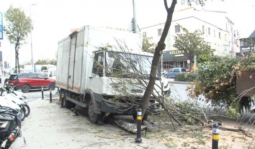 İstanbul'da Freni Boşalan Kamyonet Kaldırıma Girdi