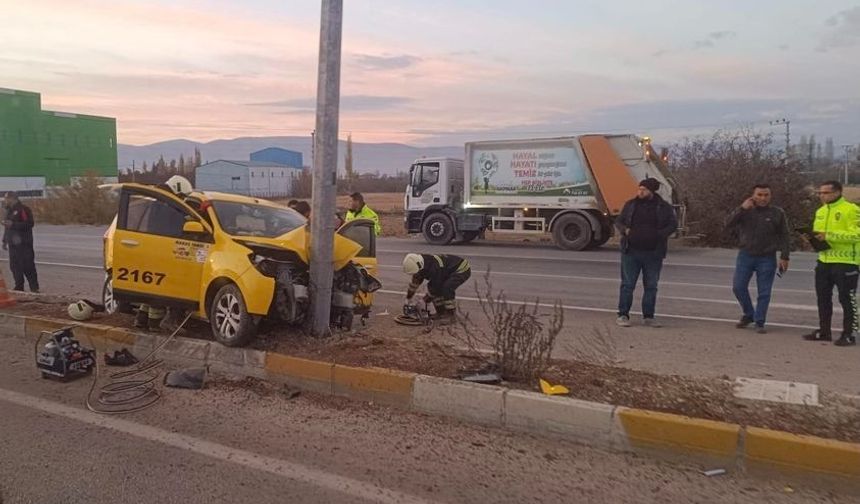 Konya Taksi Aydınlatma Direğine Çarptı: 3 Yaralı