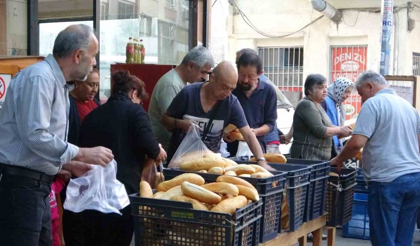 Mersin’de Fırıncılar Arası Rekabet, 4 TL’lik Ekmek Kuyruğuna Neden Oldu