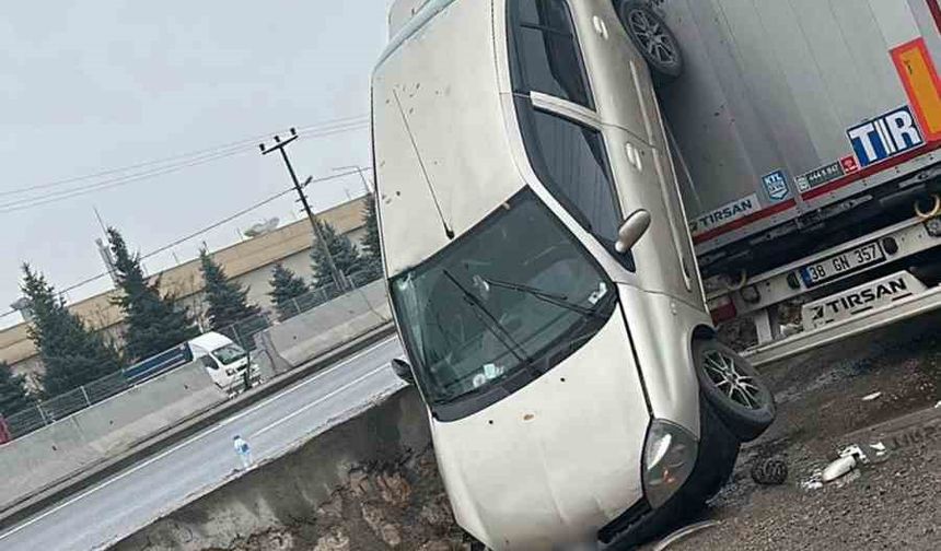 Sakarya’da İlginç Kaza: Otomobil Park Halindeki Tırın Dorsesine Asılı Kaldı