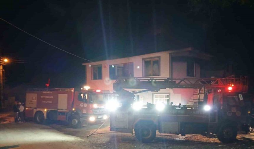 Sakarya'da Korkutan Yangın: Çatı ve İkinci Kat Küle Döndü